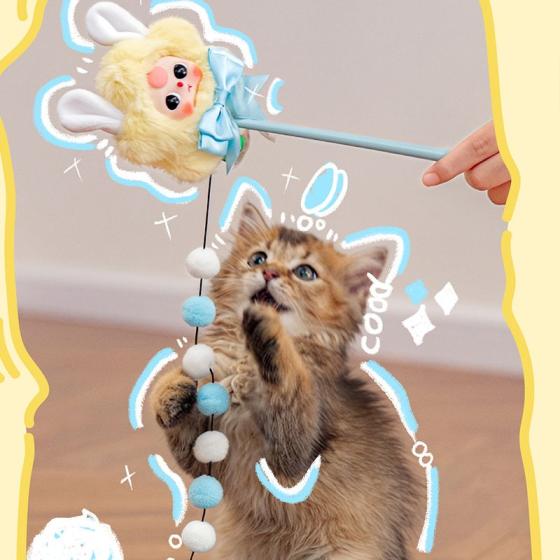 娃三岁逗猫棒
