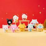 サンリオファミリー招き猫シリーズのブラインドケースをあしらったぬいぐるみ飾りです