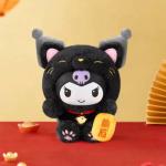 サンリオファミリー招き猫シリーズのブラインドケースをあしらったぬいぐるみ飾りです