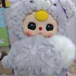 3歳の赤ちゃんのバックパックを抱きしめます