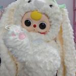 3歳の赤ちゃんのバックパックを抱きしめます